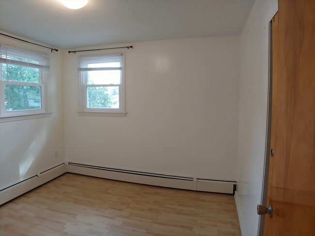 Building Photo - 45 Kinglet Dr