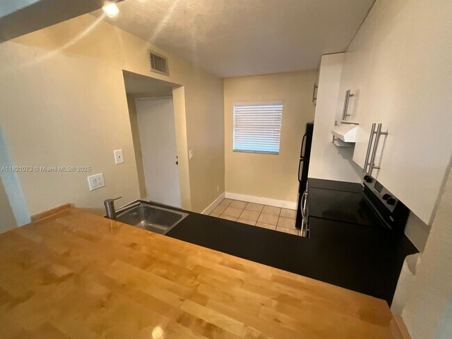 Building Photo - 3470 Foxcroft Rd