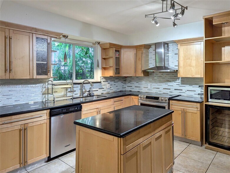 Building Photo - 6140 Pine Tree Dr