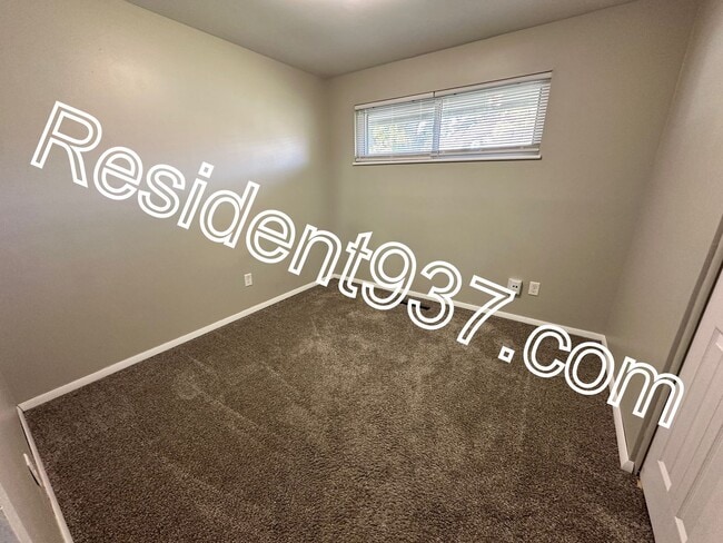 Building Photo - 3 bed 2 bath Home