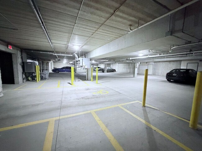 Building Photo - 2 Bed / 2 Bath Apartment in Madison, WI 53579