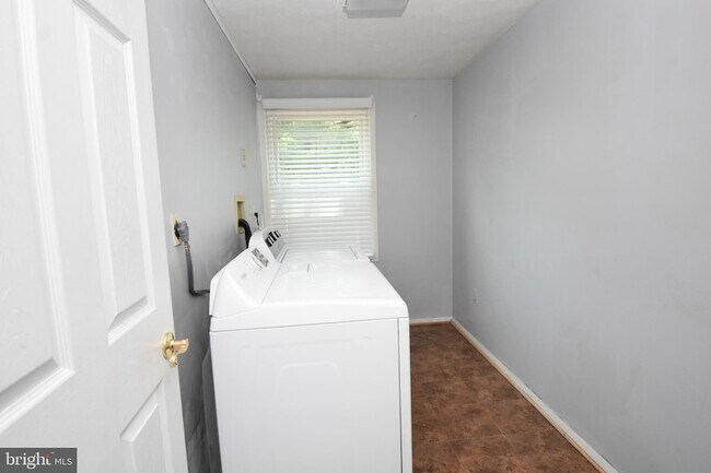 Building Photo - 8673 Cooperhawk Ct