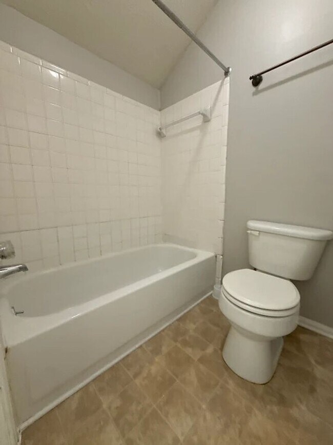 Building Photo - 3 Bed  2.5 bath in Stone Mountain!