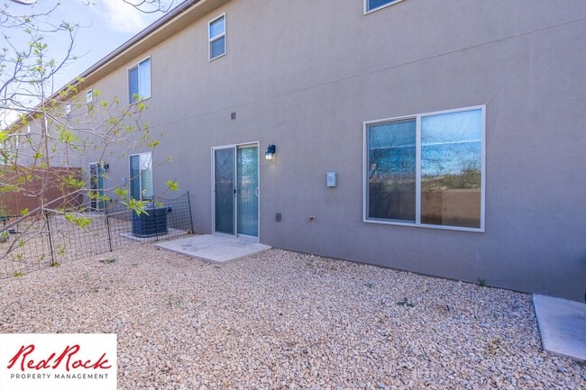 Building Photo - End Unit Fossil Hills Townhome with 3 Beds and 2.5 Baths