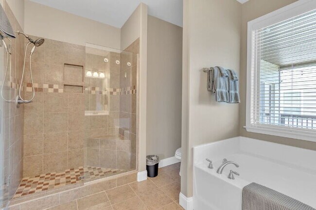 Building Photo - Charming 3-Bedroom Furnished Haven with Co...