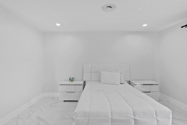 Building Photo - 871 NW 23rd Terrace