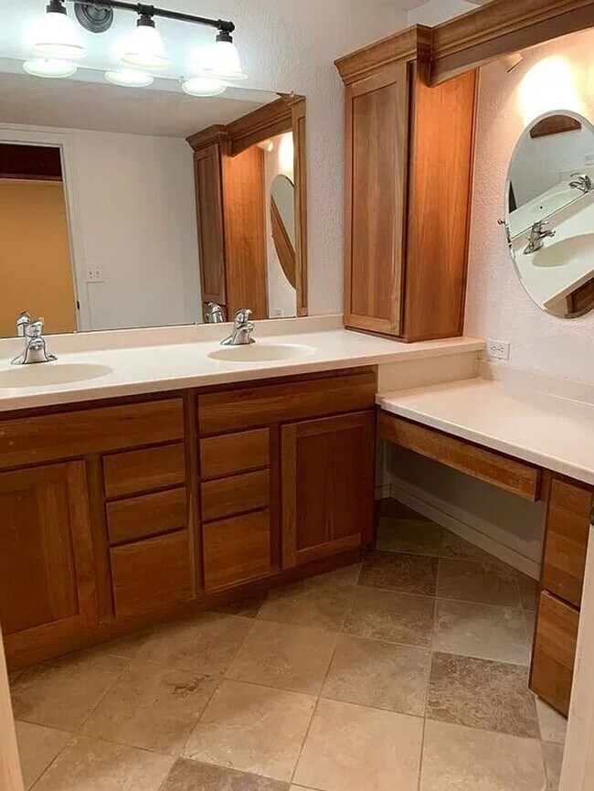 Building Photo - Spacious Single-Family Home in Established Wellington Neighborhood