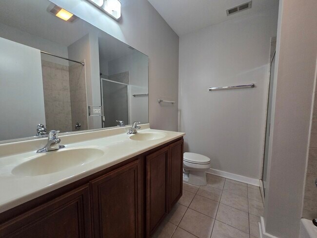 Building Photo - 1752 W Maypole Ave