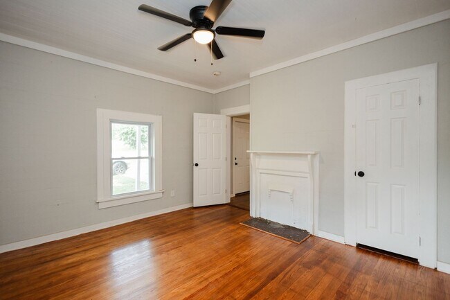 Building Photo - Move-in special: 50% off 1st month's rent – Newly Renovated 2 Bedroom Home!