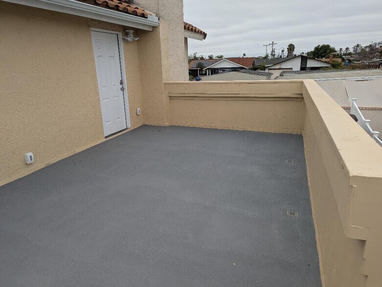 Large private balcony - 327 E Palomar St
