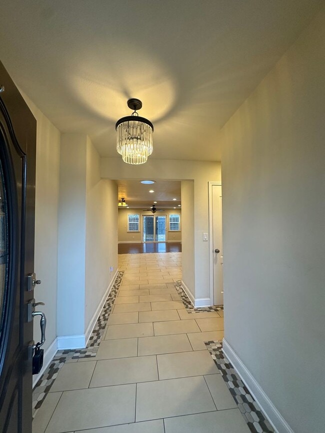 Building Photo - Gorgeous, 3 bedroom, 2.5 bath home, ready for move in