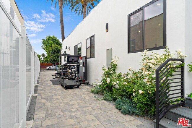 Building Photo - 2911 S Rimpau Blvd
