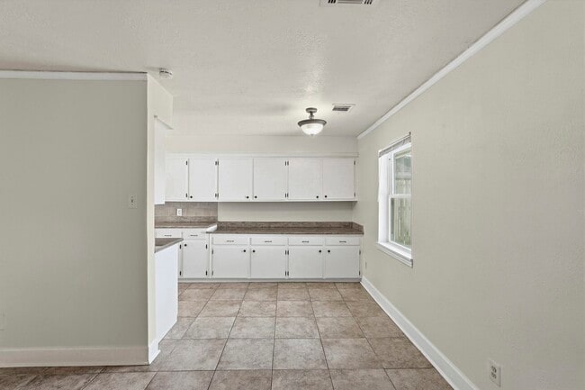 Building Photo - 2518 Henderson Ln