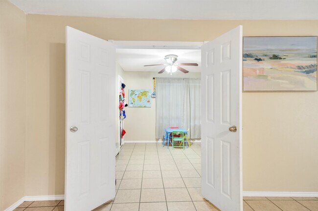 Building Photo - 2122 Mallorca Dr