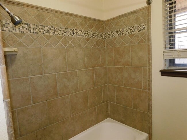 Building Photo - 4813 Woodview Dr