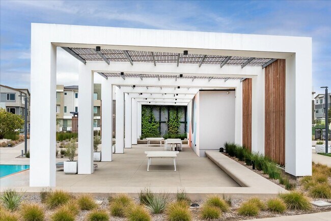Building Photo - Model-Perfect 5 Bedroom Home in Valencia!