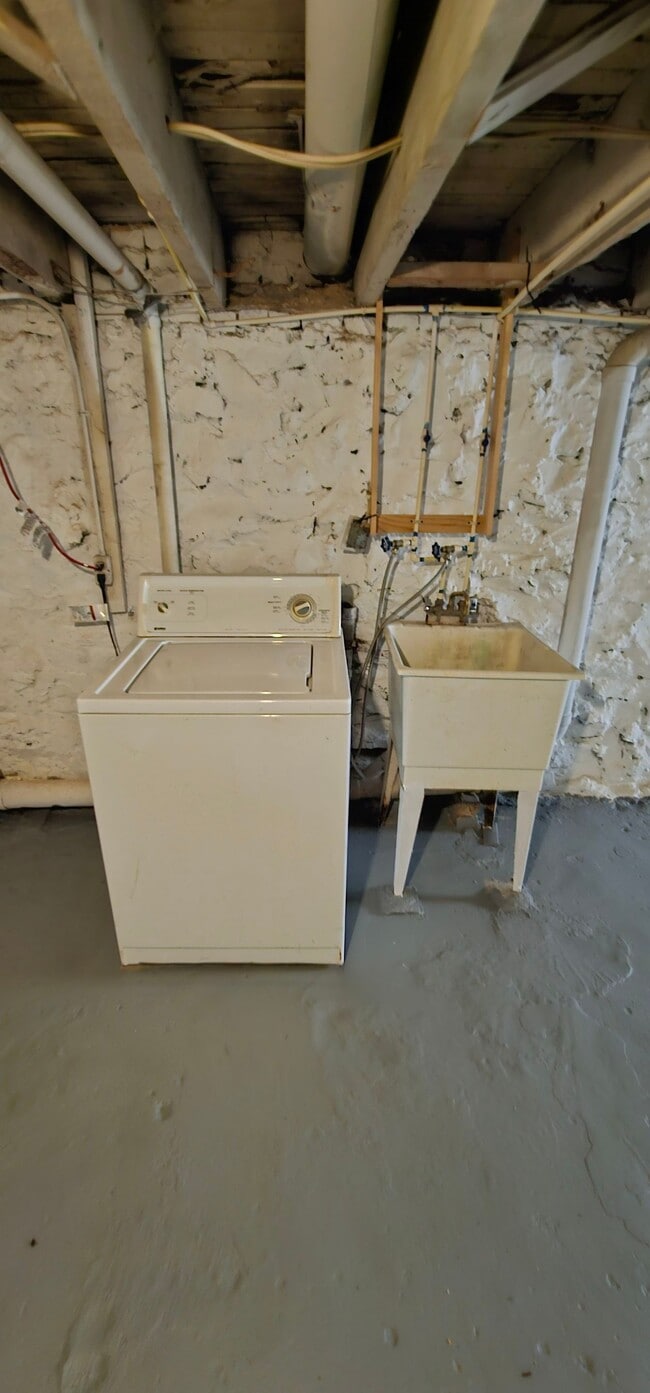 Building Photo - 2704 Lauretta Ave