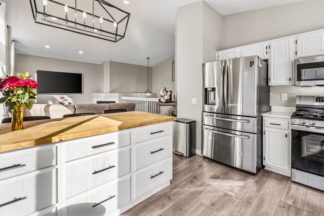 Building Photo - 44570 Johnston Dr