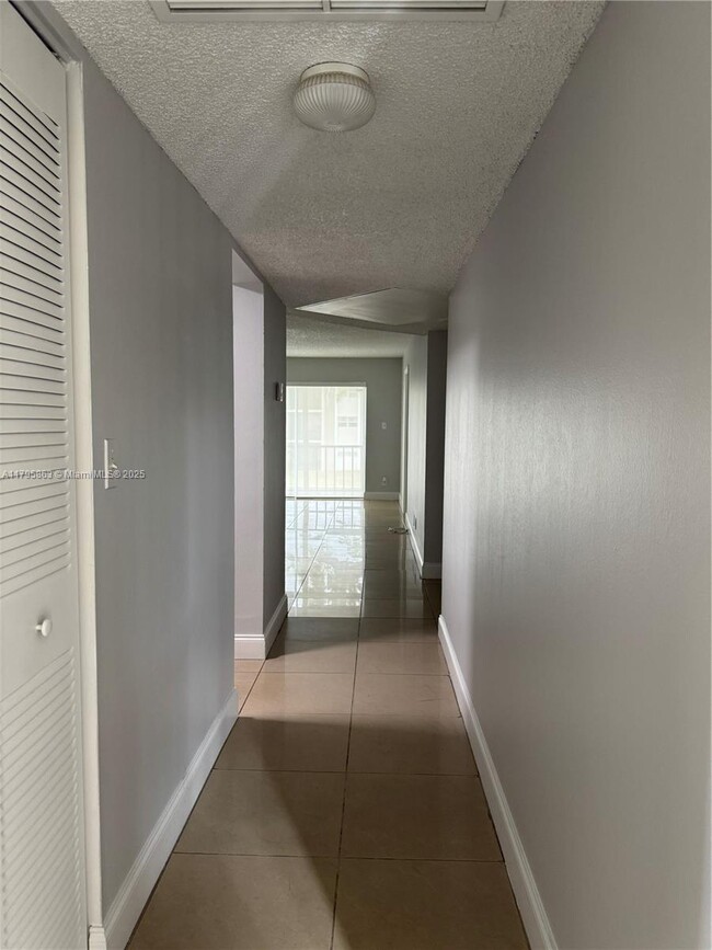 Building Photo - 8051 S Colony Cir