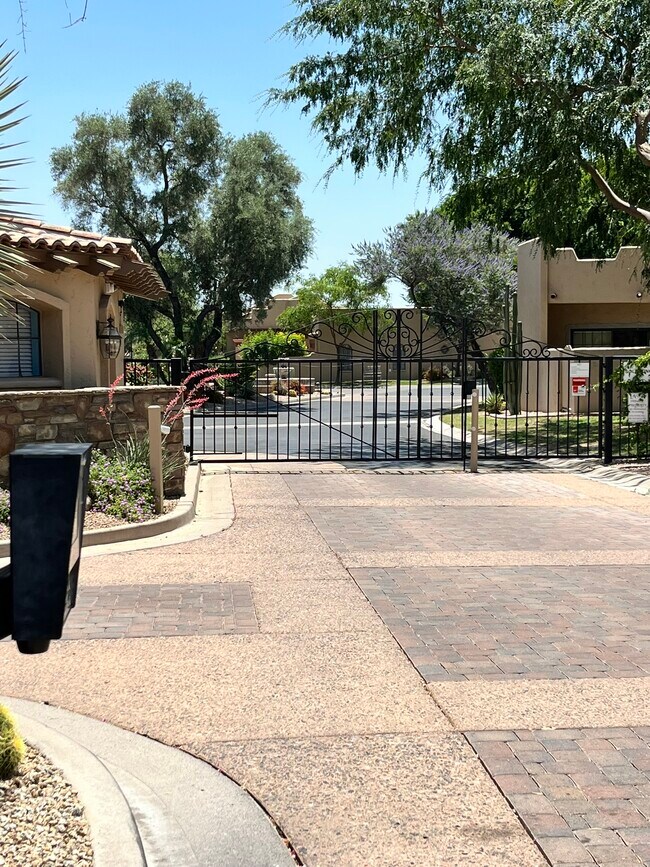 Building Photo - 7955 E Chaparral Rd