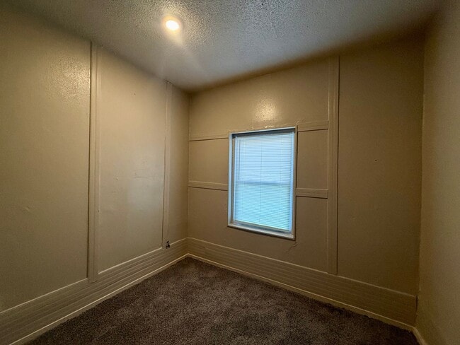 Building Photo - 713 S Oliver Ave