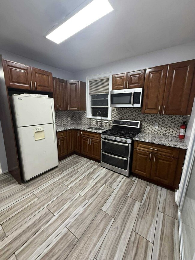 Building Photo - 225 McAdoo Ave