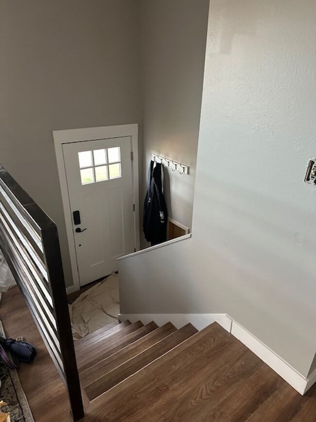 Building Photo - Newly remodeled Large Split entry home on North