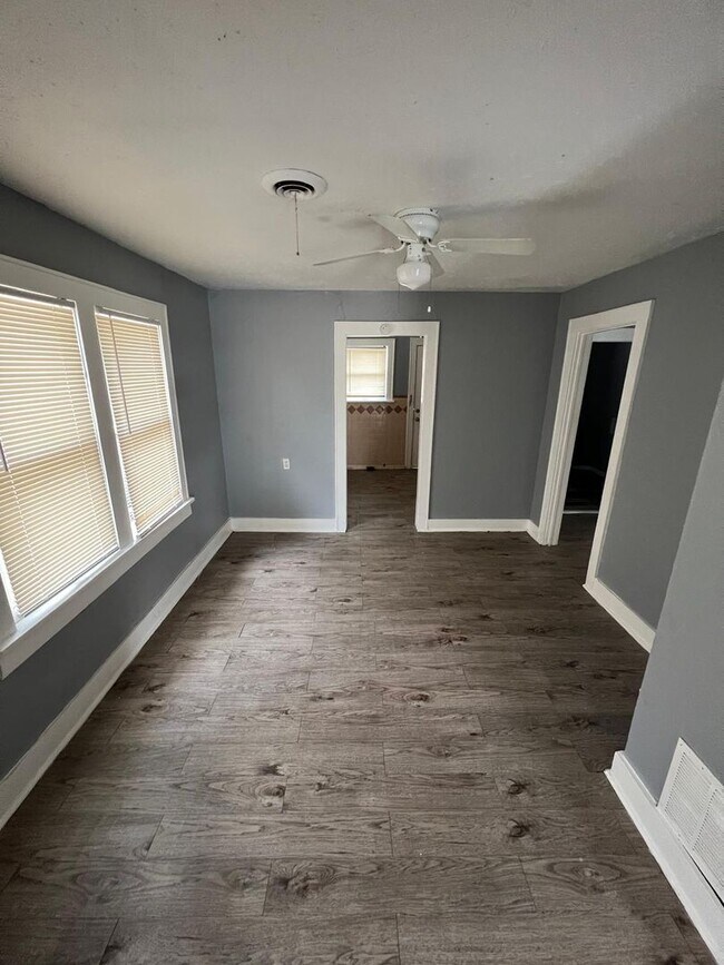 Building Photo - $0 First Month's Rent / $0 Deposit at Move-in