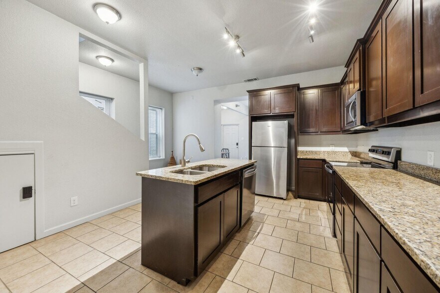 Building Photo - 2737 Purington Ave