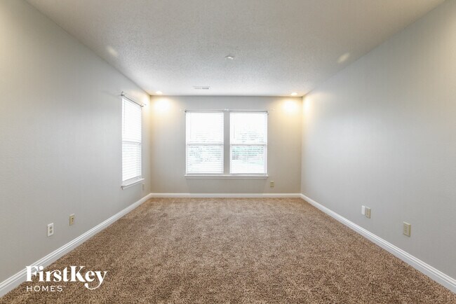 Building Photo - 529 Streamside Dr