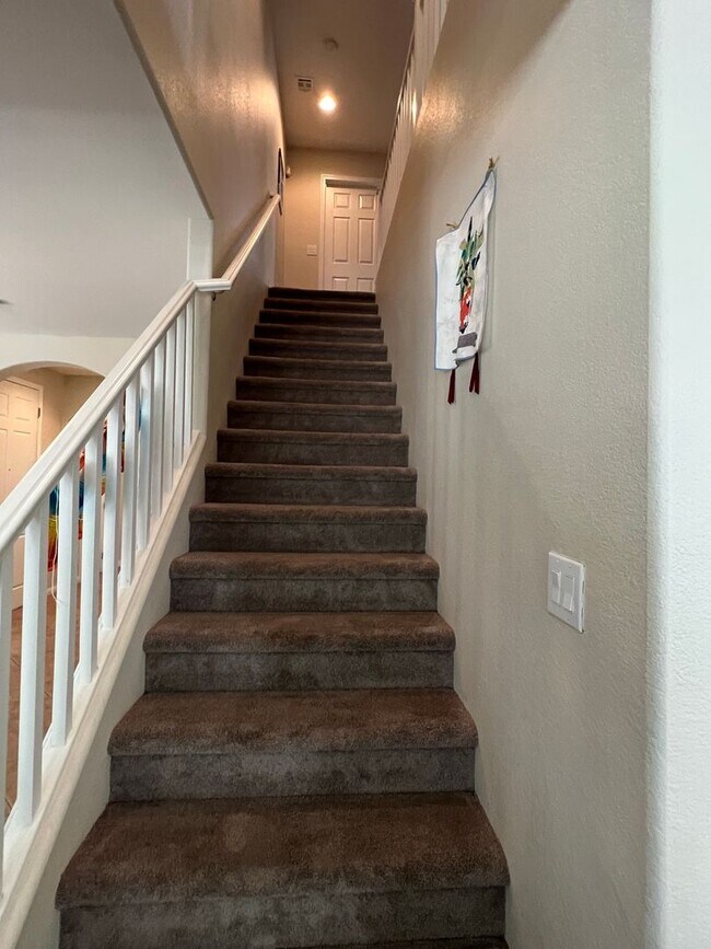 Building Photo - ABSOLUTELY AMAZING! Large 4 bedroom 2 stor...