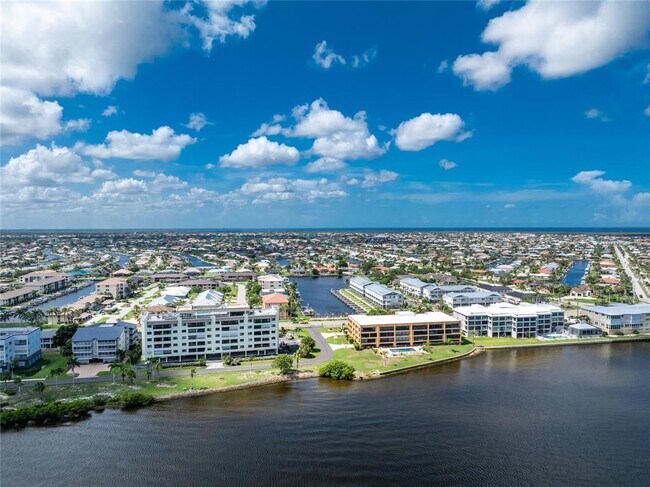 Building Photo - 1500 Park Beach Cir