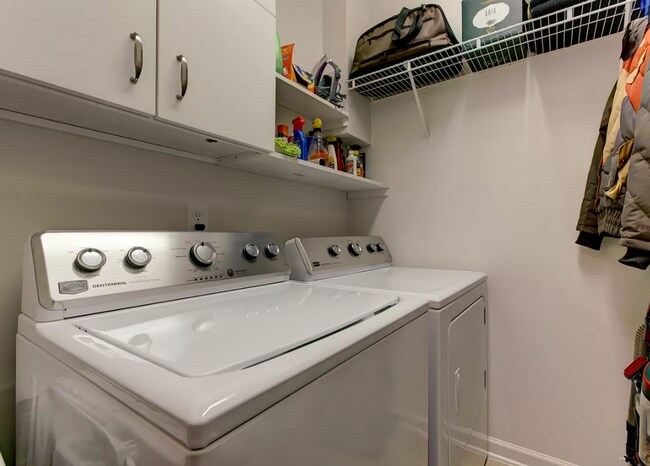 Building Photo - Charming 3BD, 2.5BA Raleigh Townhome with ...