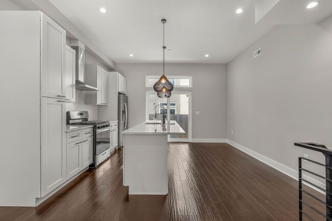 Building Photo - 1645 W Cabot St