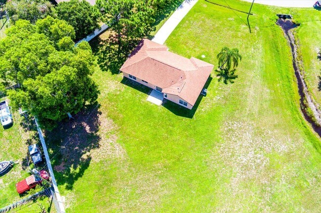 Building Photo - 2175 SE Heathwood Cir