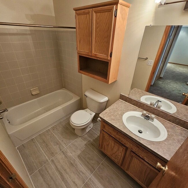 Building Photo - 2 Bedroom Upper Condo w/ Modern Lighting Fixtures and Track Lighting, Open Floor Plan w/ Large Li...