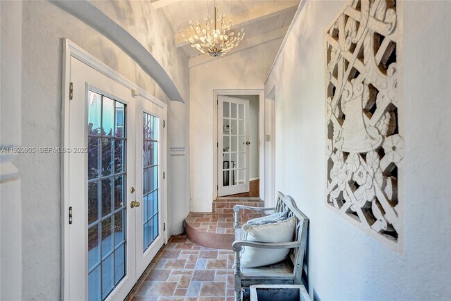 Building Photo - 940 Hollywood Blvd