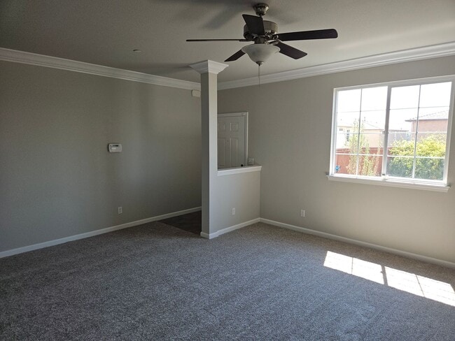 Building Photo - 4 BED 2.5 BATH WITH LARGE BONUS ROOM & GARAGE