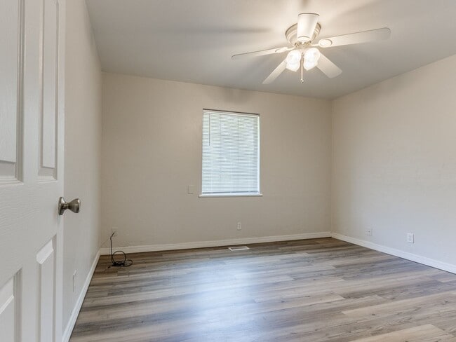 Building Photo - 3 Bedroom 1 Bath Home w/ 2 car garage in Shawnee