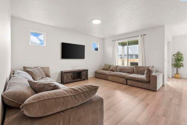 Building Photo - 308 Ruby Ave