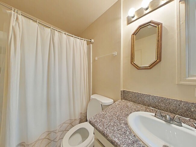 Building Photo - Apartment ~ Close to Campus ~ Cat Friendly