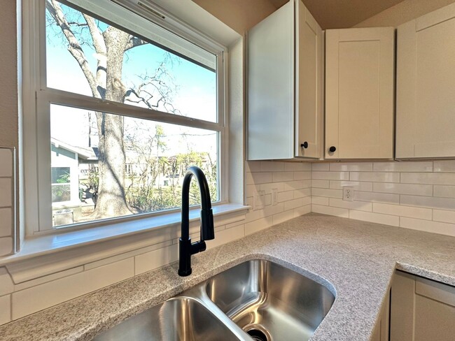 Building Photo - Available Now! Stunning 1 Bedroom 1 Bath N...