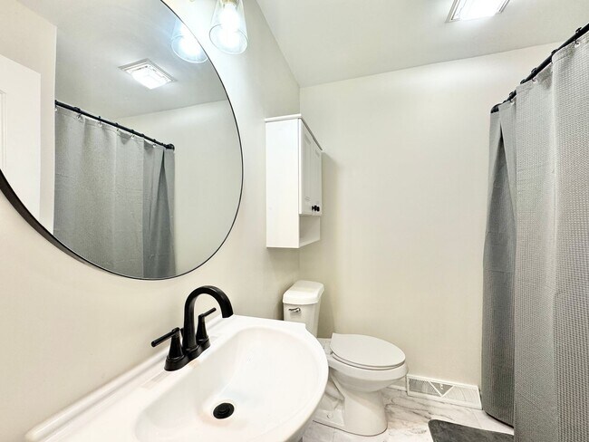 Building Photo - Adorable 3 Bed/2 Bath Off N Holden/Westridge
