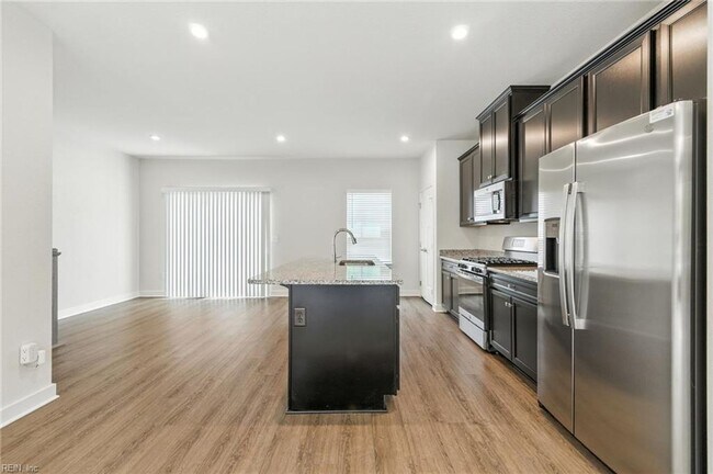 Building Photo - Newer Townhouse for lease