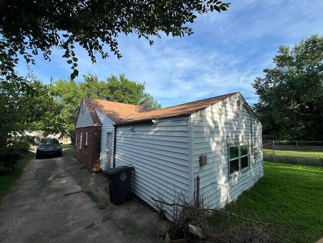 Building Photo - 728 N Marion Ave