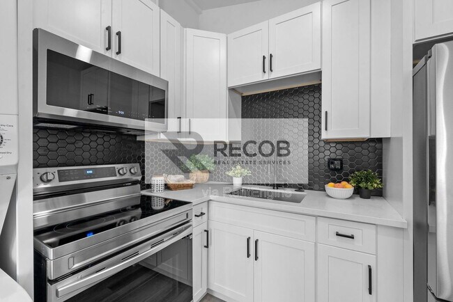 Building Photo - 1638 Elm Ave