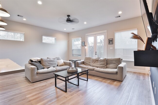 Building Photo - 712 Pinemont Cyn Ln