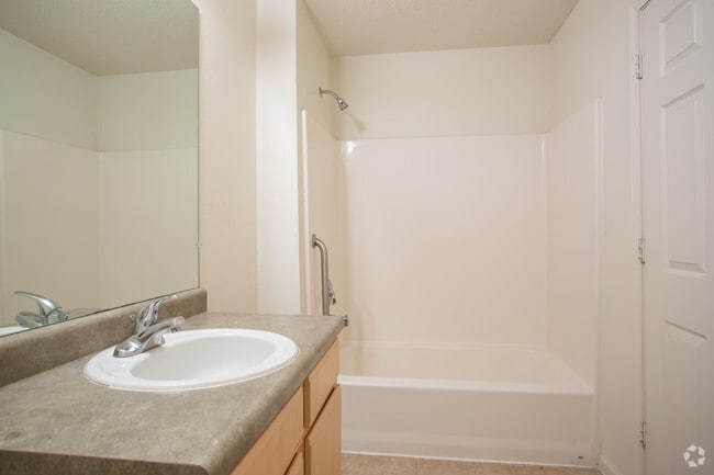 2BR, 2BA - 962 SF - Brookfield