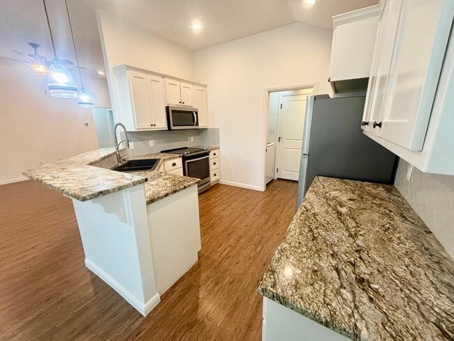 Building Photo - 713 Maple Ln