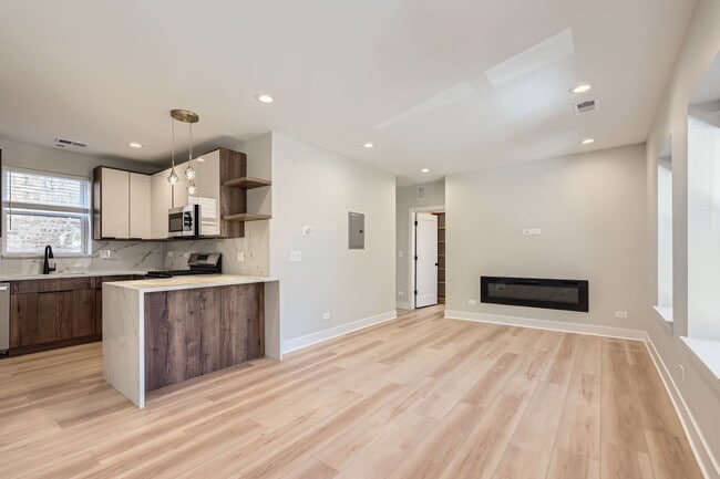 Building Photo - 5014 N Rockwell St